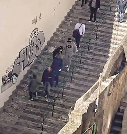 Carteiristas filmados a furtar carteira a uma turista na zona do Castelo, em Lisboa