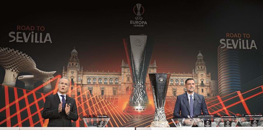 Giorgio Marchetti, secretário-geral da UEFA (à esq.), foi o responsável pelo sorteio realizado ontem e contou com a ajuda de Andrés Palop, ex-guarda-redes do Sevilha, clube da cidade que recebe a final