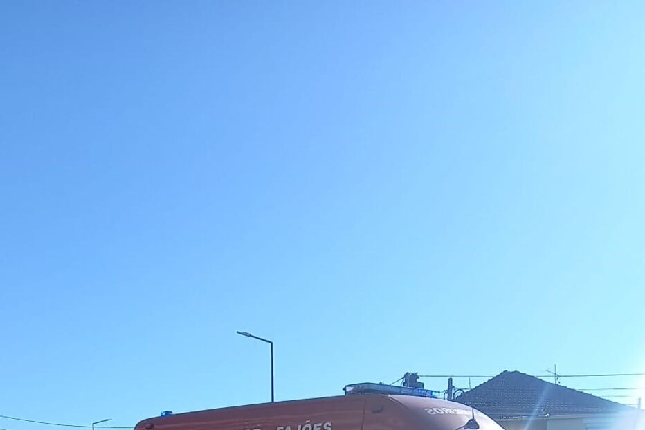 Motociclista ferido após colisão de moto e carro 