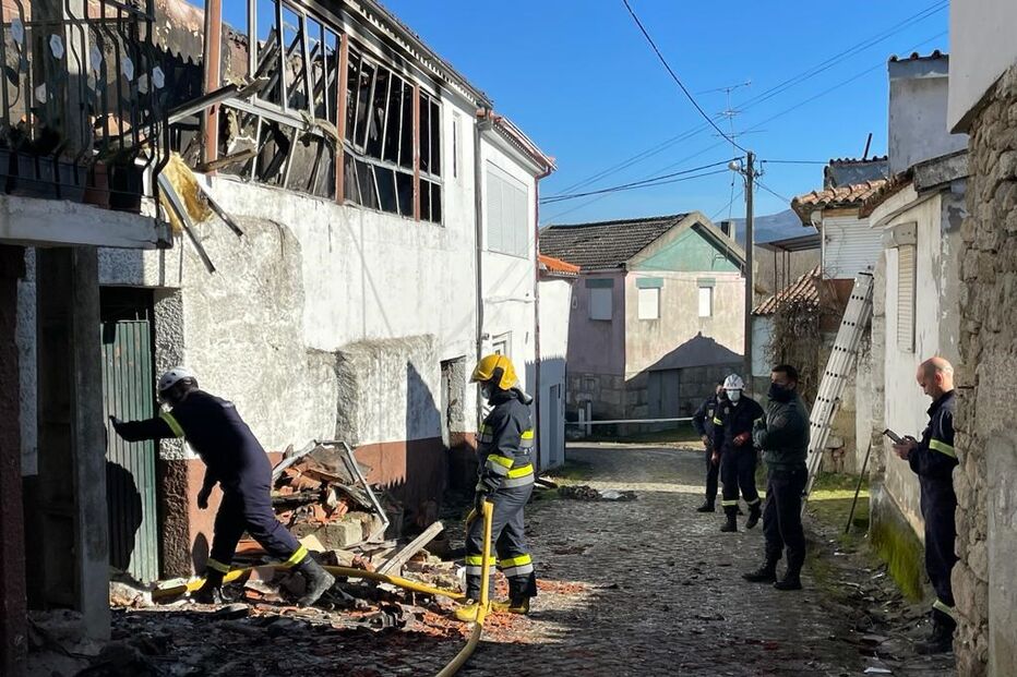Mãe e filha morrem em incêndio seguido de explosão em Chaves