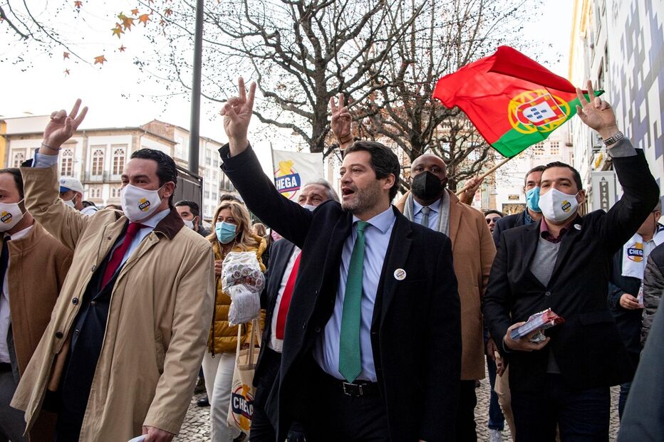 Filipe Melo à esquerda de André Ventura