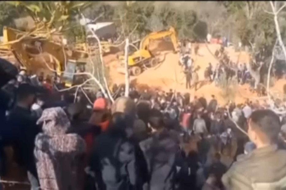 Criança presa num poço em Marrocos