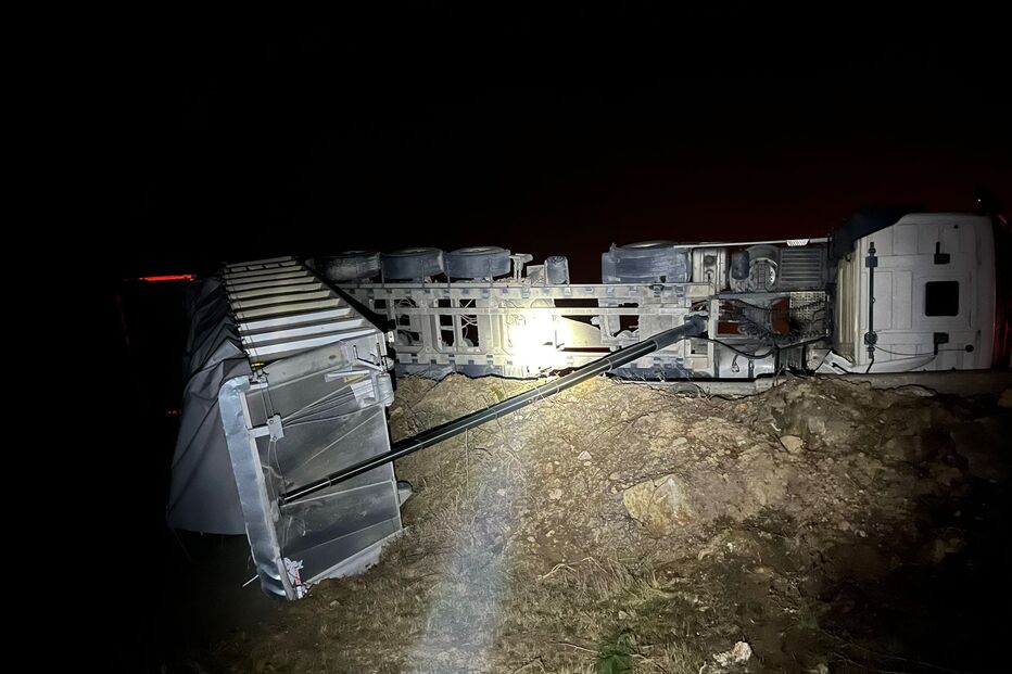 Dois feridos em despiste de camião em Chaves