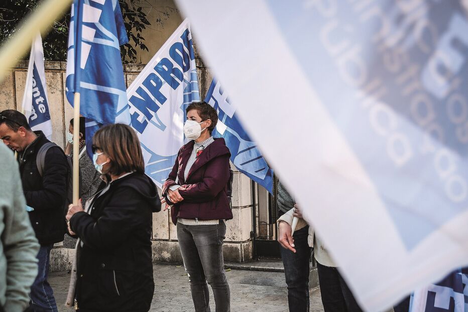 Trabalhadores do Estado contestam redução do vencimento face ao ano passado por força da atualização salarial que fez subir os descontos 