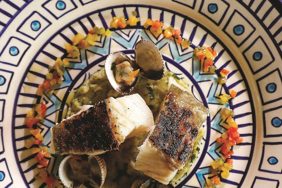 Bacalhau com migas de piso de coentros e amêijoas 