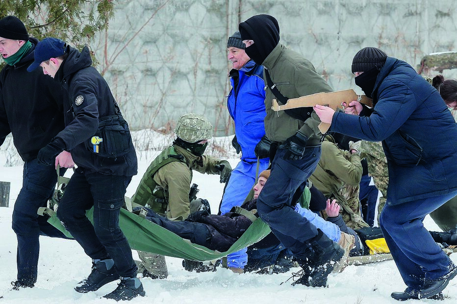 Civis ucranianos treinam para enfrentar uma eventual invasão russa, que, segundo os EUA, poderá ocorrer “a qualquer momento”