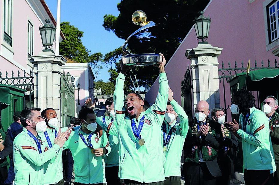 Jogadores levantam a taça 