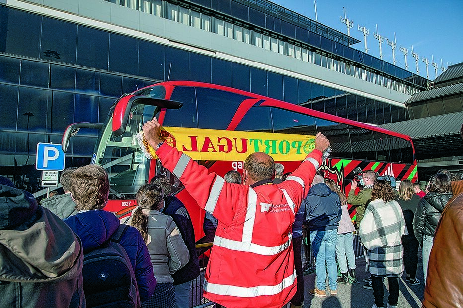 Centenas de adeptos esperaram equipa no aeroporto