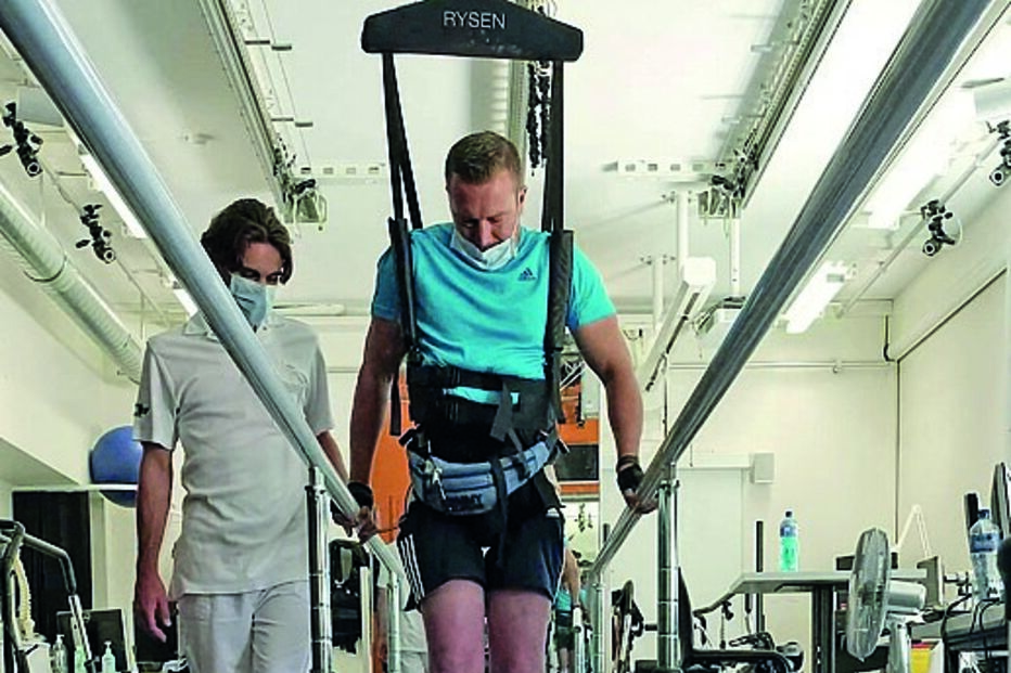 Três paraplégicos voltam a andar um dia depois de receber implantes eletrónicos