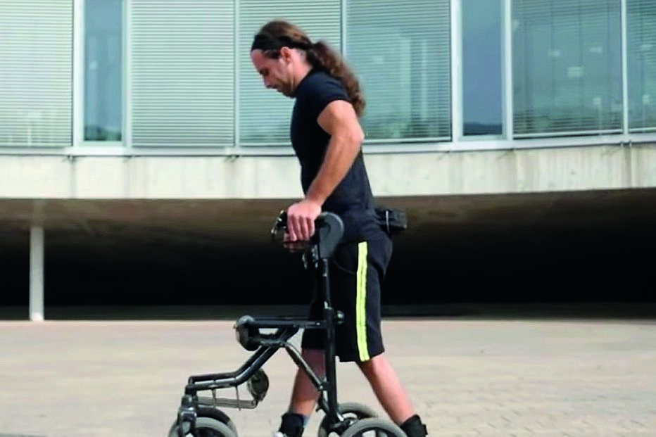 Três paraplégicos voltam a andar um dia depois de receber implantes eletrónicos
