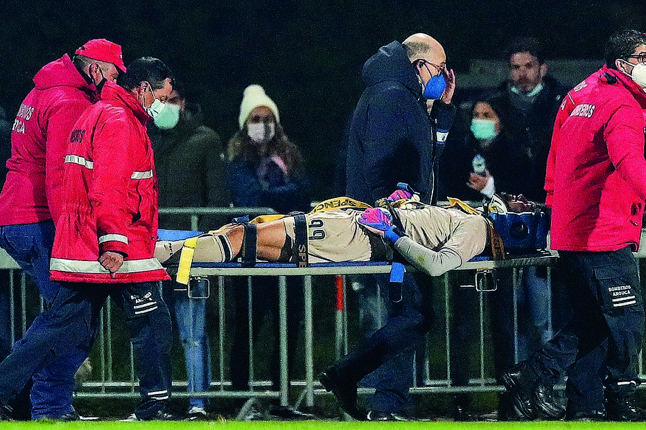 Diogo Costa foi imobilizado com um colar cervical e retirado de maca, para depois ser transportado até ao hospital