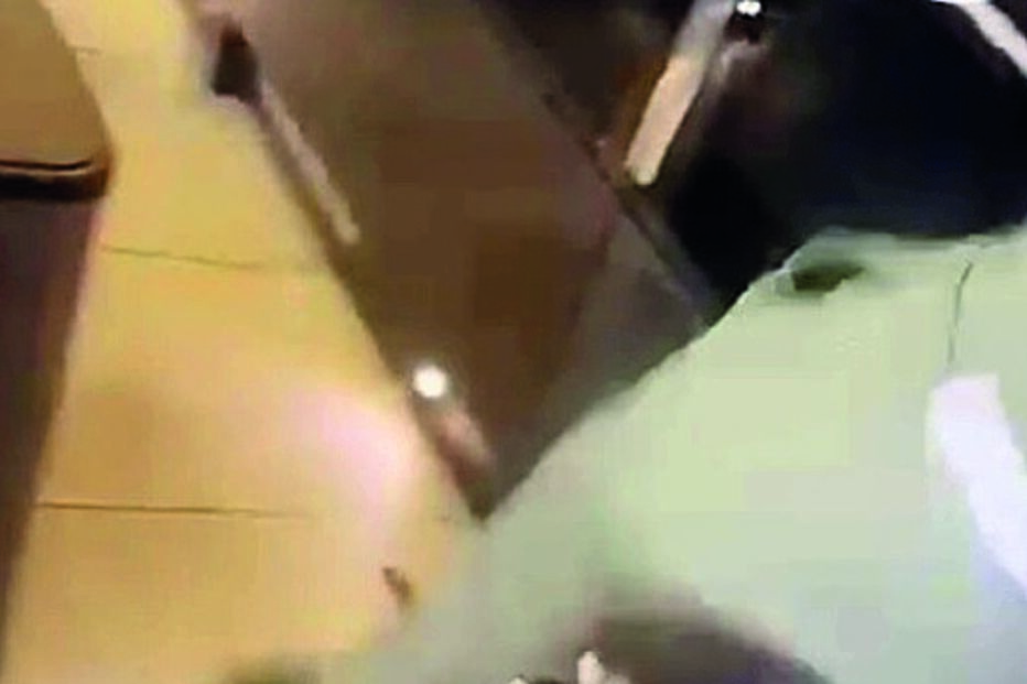 Kurt Zouma publicou um vídeo no qual surge a agredir o seu gato de estimação como forma de o castigar	