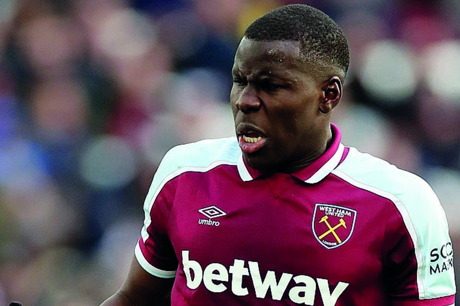 Kurt Zouma publicou um vídeo no qual surge a agredir o seu gato de estimação como forma de o castigar	