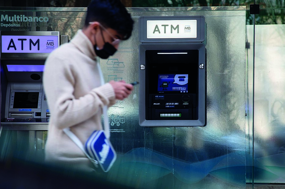 Falhas no multibanco começaram logo na segunda-feira à tarde e agravaram-se esta terça-feira