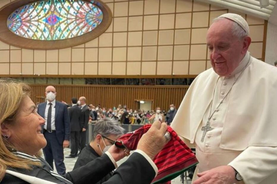 Dolores Aveiro é recebida pelo Papa Francisco em Roma