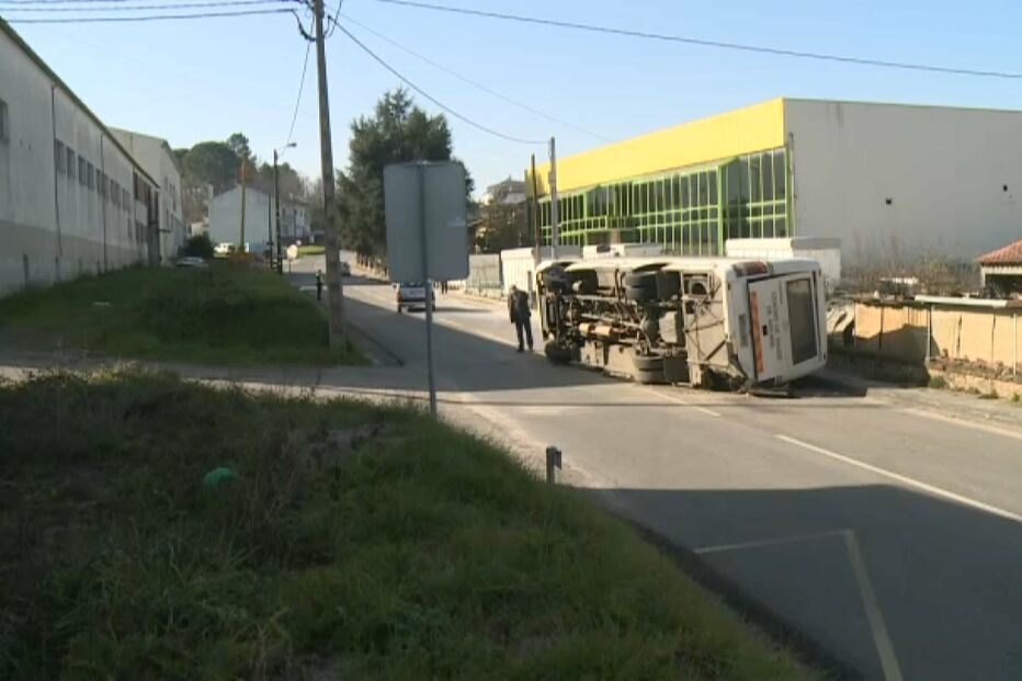 Dois feridos graves em colisão violenta entre autocarro e carrinha na EN342, em Arganil