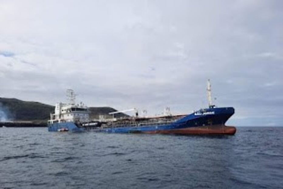 Navio encalhado nos Açores 