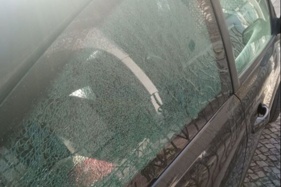 Vândalo destrói carros com arma de airsoft 