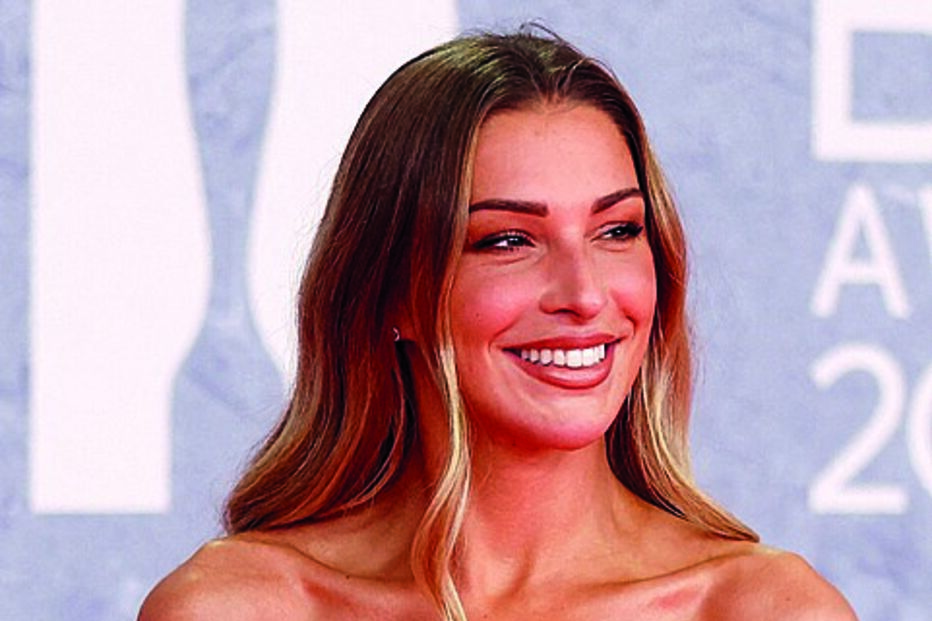 Zara McDermot com visual sexy 