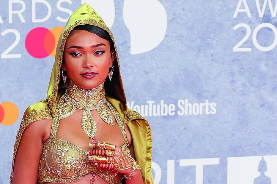 Joy Crookes com vestido exuberante