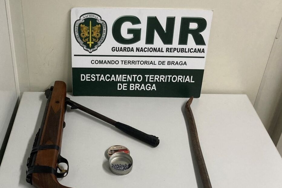 Arma foi apreendida ao agressor