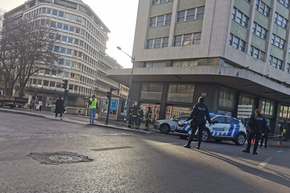 Autocarro sem motorista embate em esquina de prédio na rotunda do Marquês de Pombal, em Lisboa