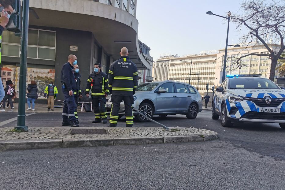 Autocarro sem motorista embate em esquina de prédio na rotunda do Marquês de Pombal, em Lisboa