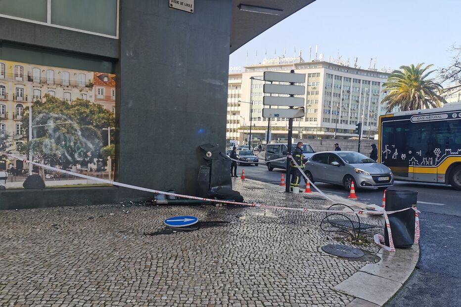 Autocarro sem motorista embate em esquina de prédio na rotunda do Marquês de Pombal, em Lisboa