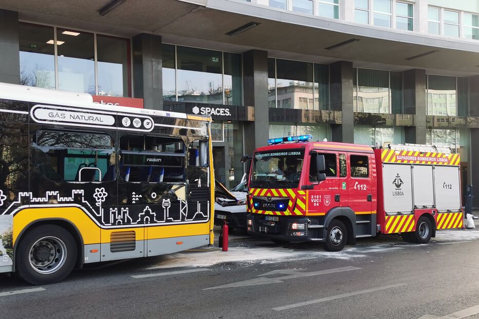 Autocarro sem motorista embate em esquina de prédio na rotunda do Marquês de Pombal, em Lisboa