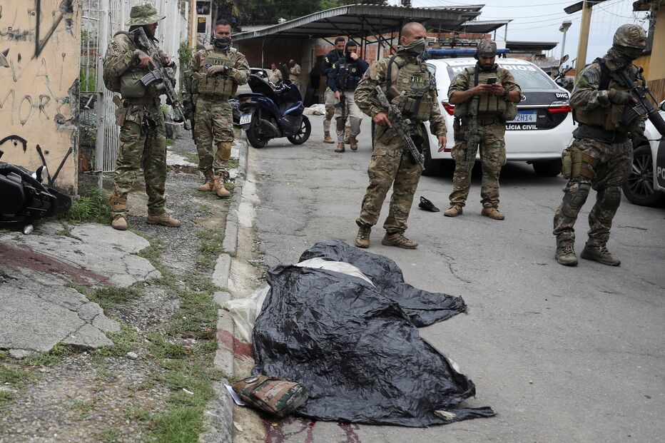 Oito homens são mortos pela polícia em favela do Rio de Janeiro 