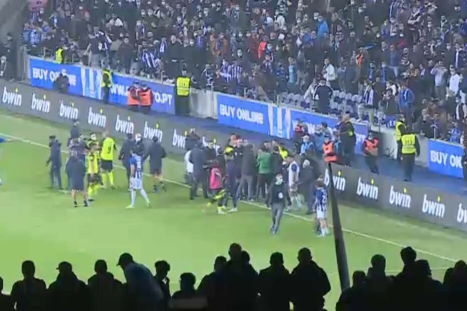 Final 'quente' no Clássico do Dragão com agressões e jogadores e equipas técnicas pegadas. Veja o momento