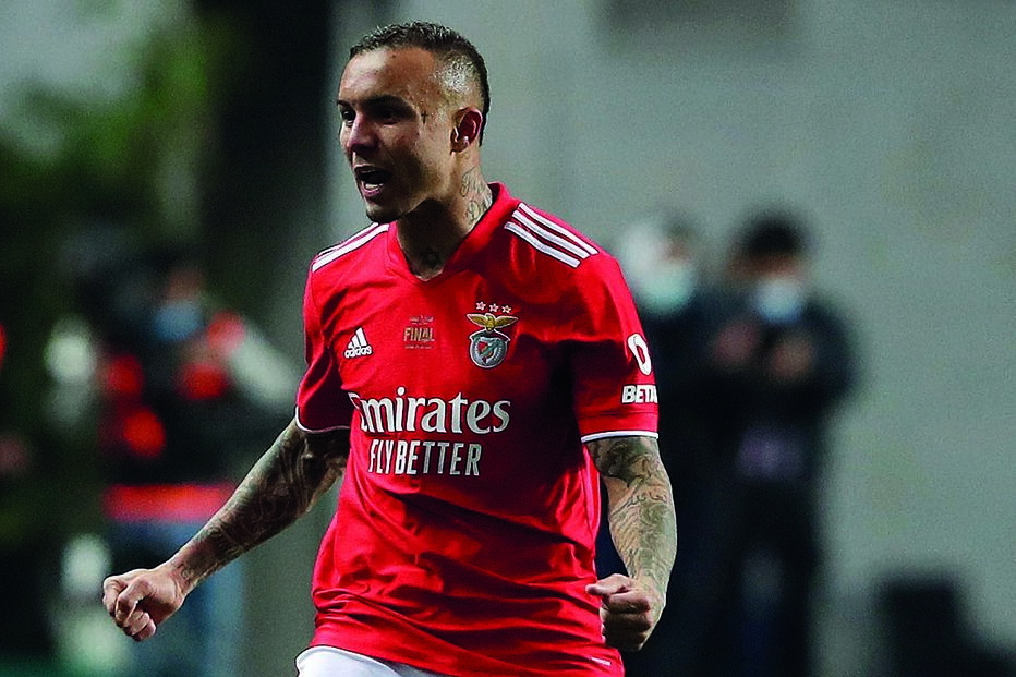 Everton vendido em oito prestações ao Flamengo