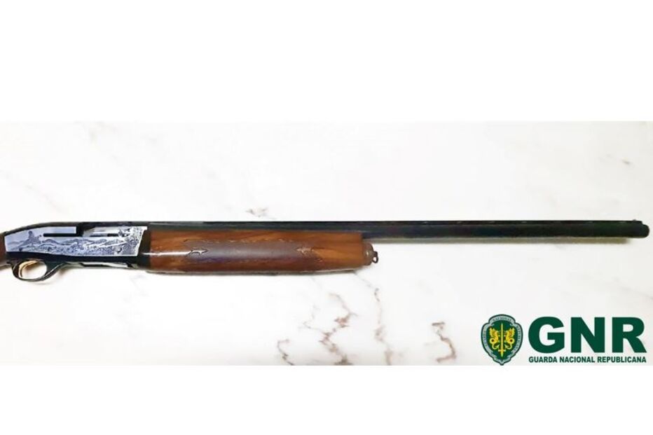 Homem detido por agredir e ameaçar de morte com caçadeira a companheira em Palmela