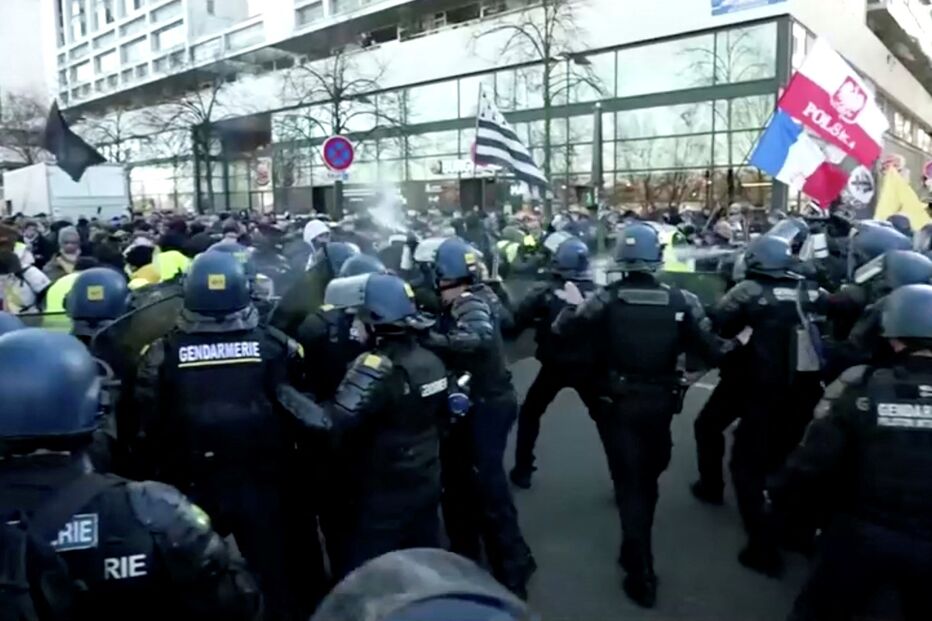 Confronto entre polícia e manifestantes em Paris