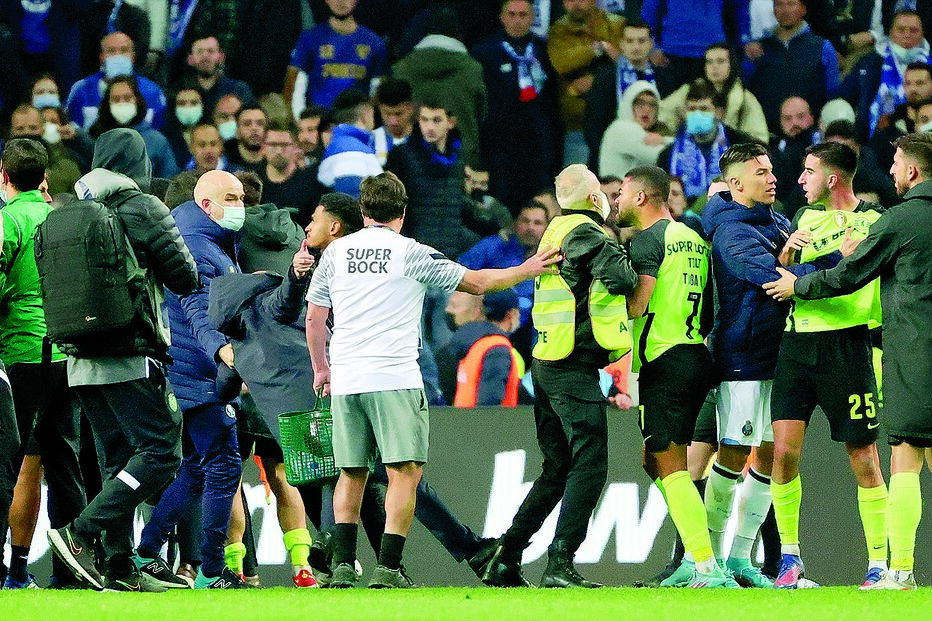 Matheus Reis é agredido por um elemento de colete azul que trata da publicidade no campo 