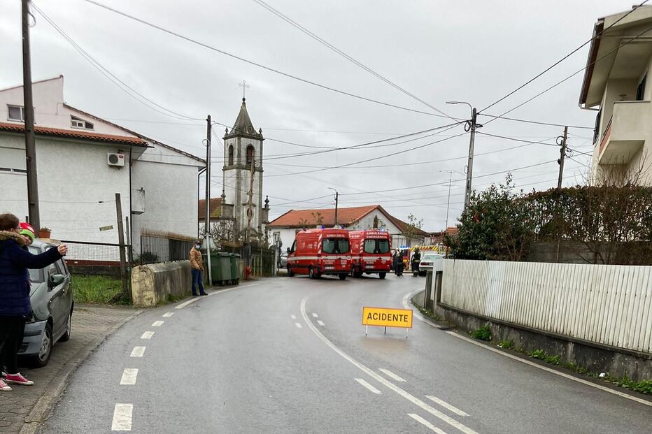 Três feridos em colisão frontal entre dois carros em Santa Maria da Feira