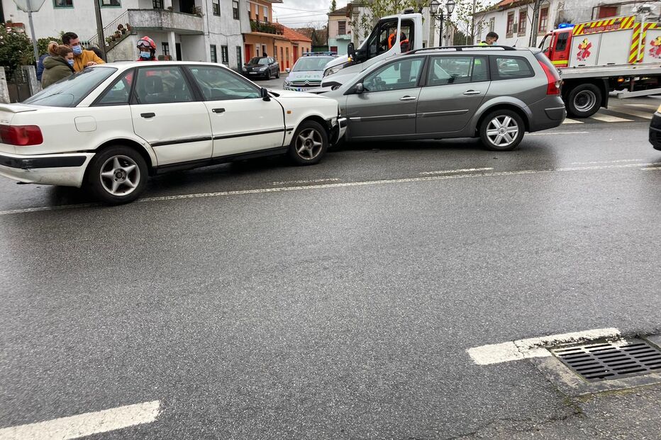Três feridos em colisão frontal entre dois carros em Santa Maria da Feira