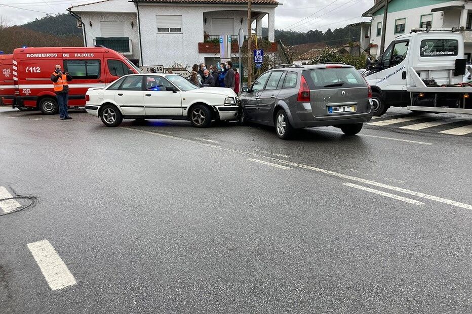 Três feridos em colisão frontal entre dois carros em Santa Maria da Feira	