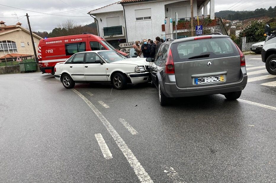 Três feridos em colisão frontal entre dois carros em Santa Maria da Feira	