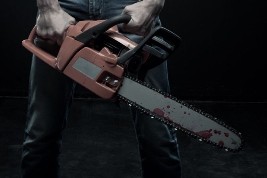 motosserra, arma, violência, agressão