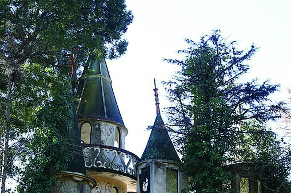 A casa tinha salões recheados de mármores e esculturas italianas 