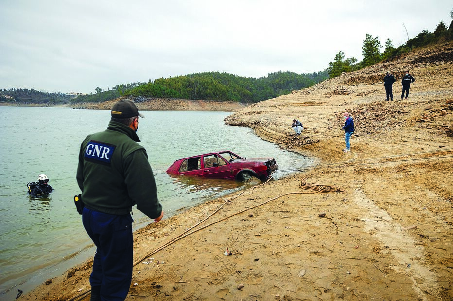 Carro dado como furtado há dez anos ficou à vista com a descida da água e foi removido por equipas da GNR 