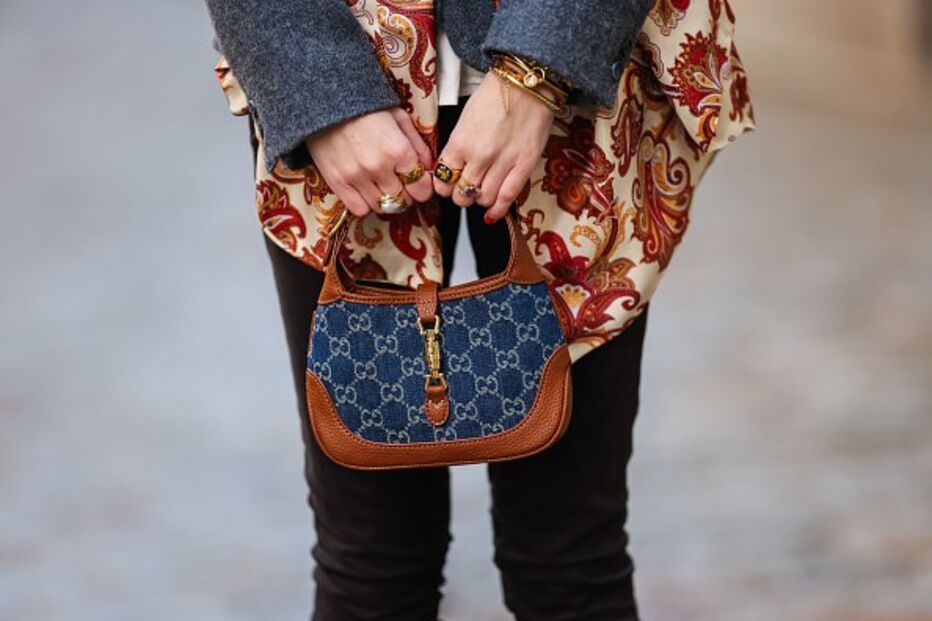 Jovem usava joias de luxo para fazer crer que era milionária