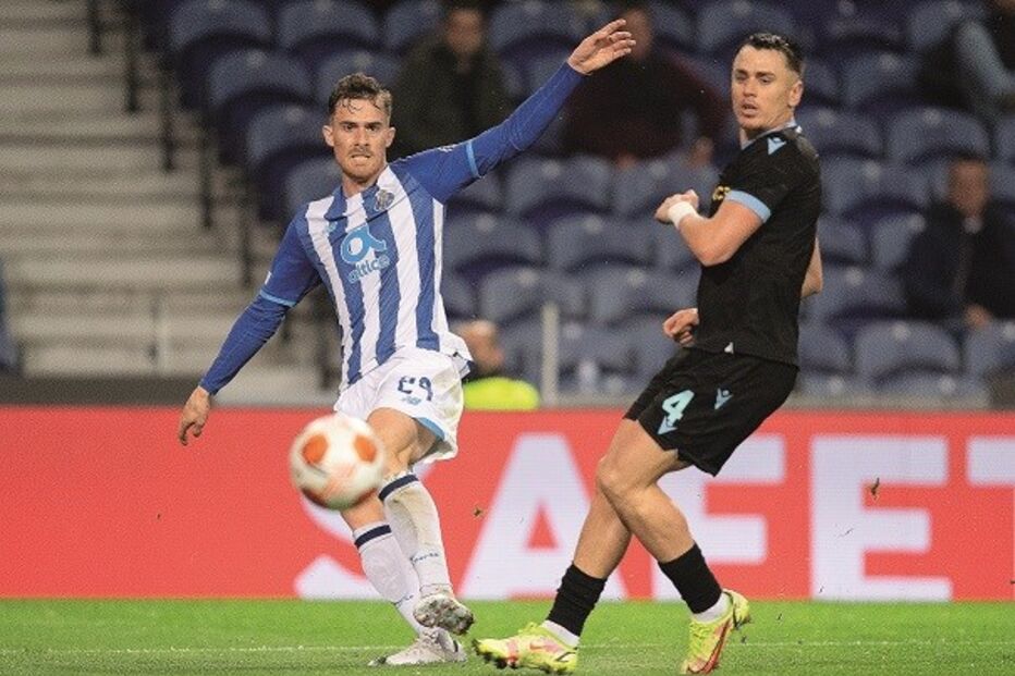 Toni Martínez foi a grande surpresa no onze portista e respondeu com um bis.Neste lance, volta a tentar o remate, vigiado pelo compatriota Patríc Gil 