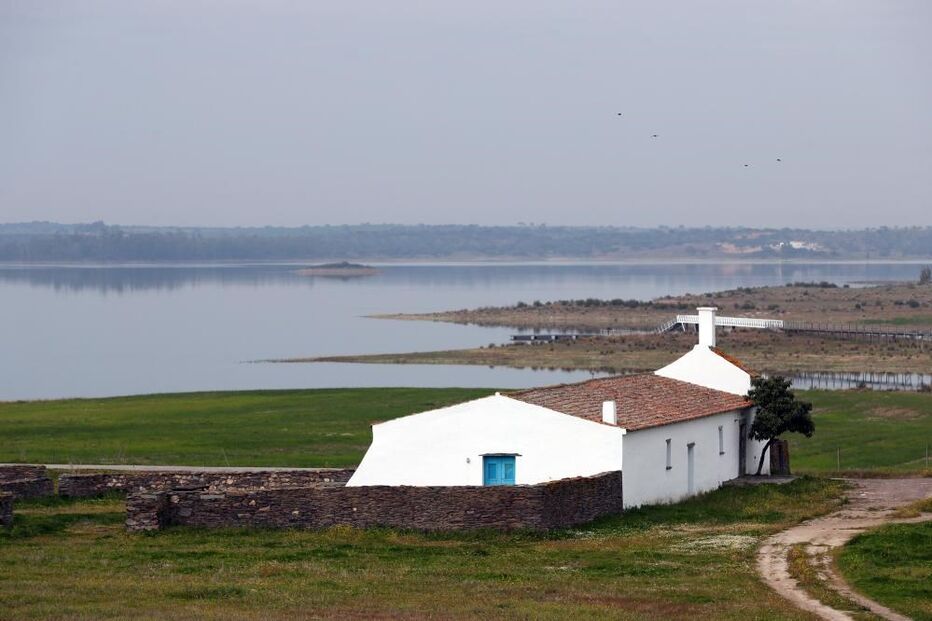 Moradores da Aldeia da Luz afeiçoaram-se à nova aldeia mas sonham com a antiga