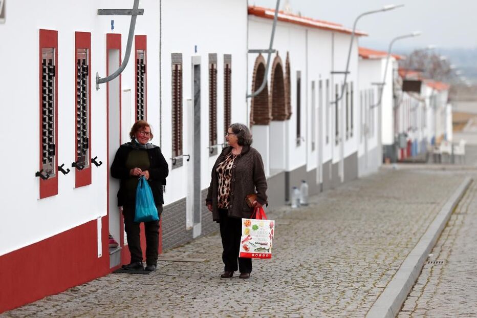 Moradores da Aldeia da Luz afeiçoaram-se à nova aldeia mas sonham com a antiga