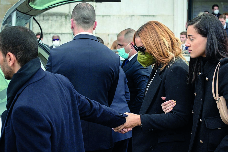 A mulher Sandra Nobre, no final da eucaristia na Basílica da Estrela, amparada pela filha e enteados 