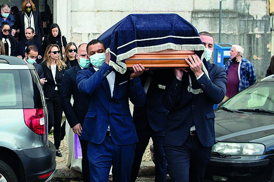 Urna do ‘repórter sem medo’ seguiu para o Cemitério dos Prazeres, em Lisboa