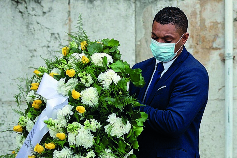 Coroa de flores à saída da cerimónia 