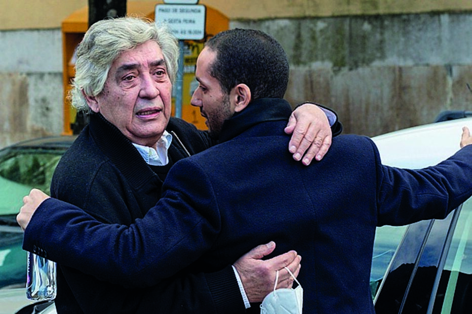 Henrique Garcia a abraçar André, filho de Albarran